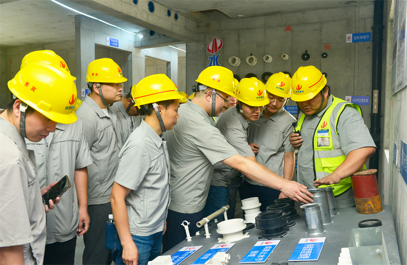 为进一步推进优质客户高效履约，提升交付品质、达成客户满意，2025年6月25日，快盈VIII建设集团在上海组织召开2025年越秀地产、华润置业客户履约推进会。